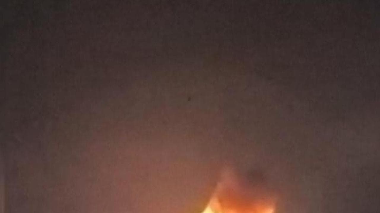 Esplosioni e colonne di fumo a Caracas: "Senza elettricità un'area vicino a una base militare"