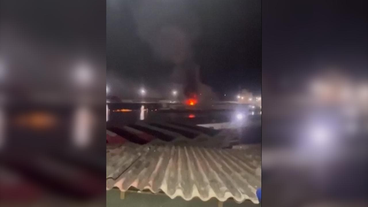 Venezuela, esplosioni e caos: le immagini dell'attacco americano al porto di La Guaira