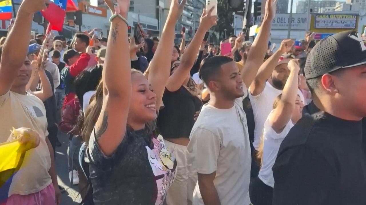 I venezuelani in Cile ballano per la cattura di Maduro: "Felici per la fine della dittatura"