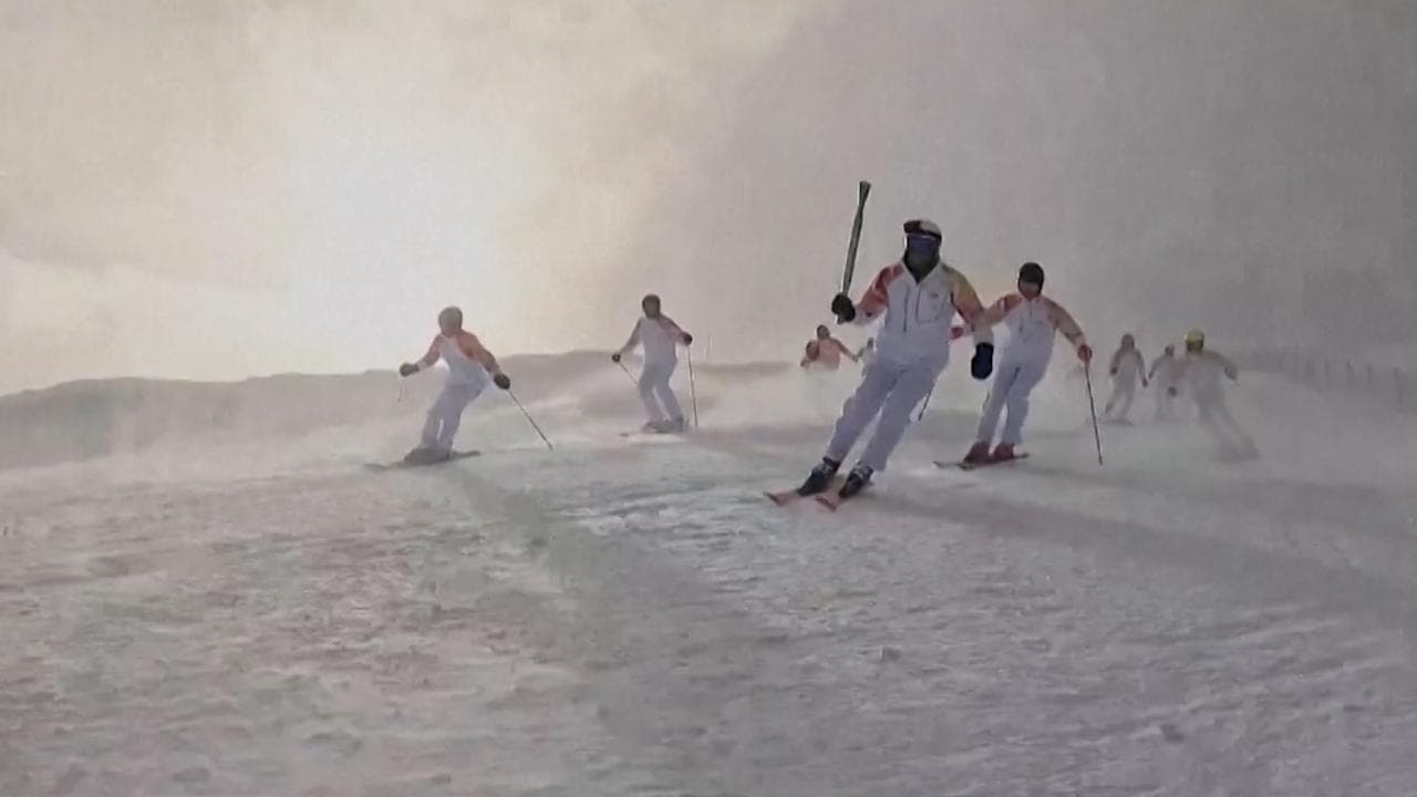 Milano Cortina, la fiamma olimpica a Roccaraso: i tedofori sugli sci