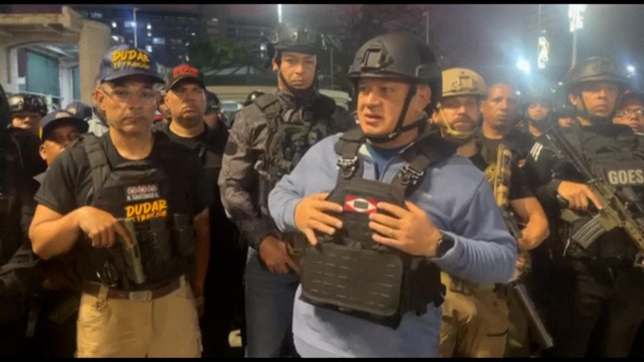 Venezuela, il ministro dell'Interno con il giubbotto antiproiettile invita la popolazione alla calma