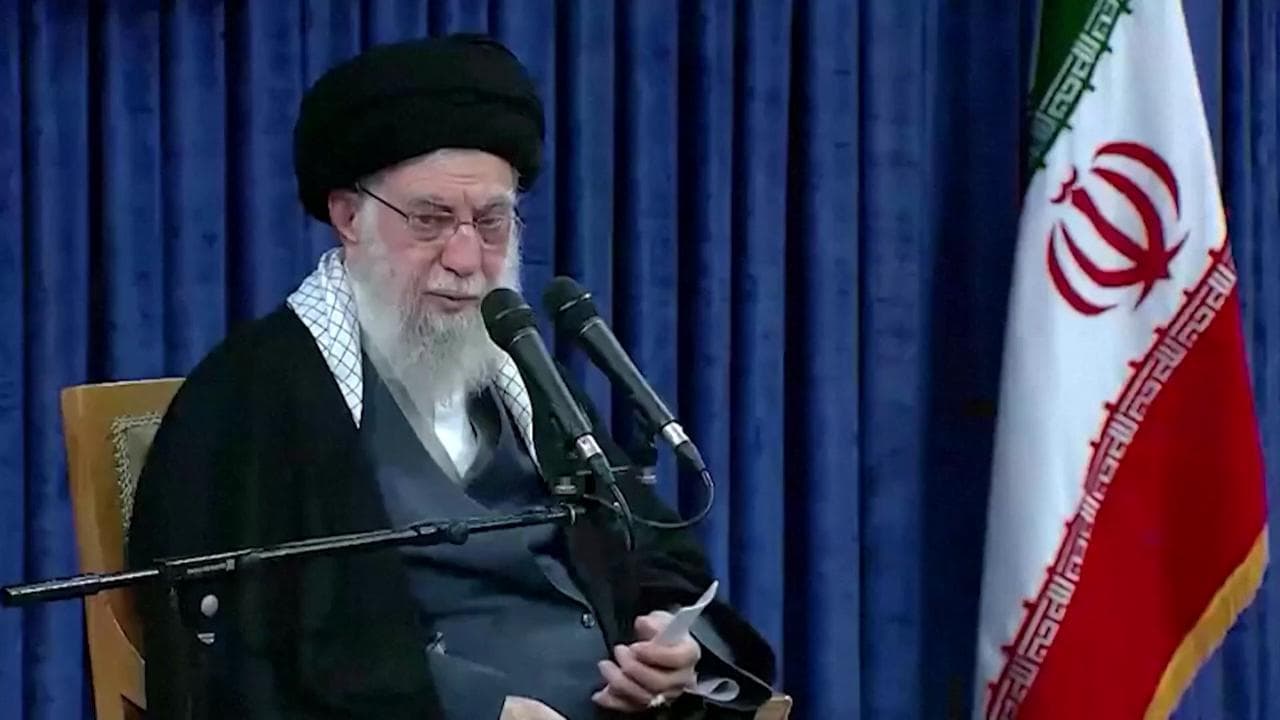 L'ayatollah Khamenei sulle proteste in Iran: "I rivoltosi dovrebbero essere rimessi al loro posto"