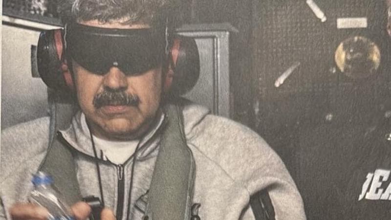 Maduro ammanettato e bendato, la prima foto dopo la cattura pubblicata da Trump