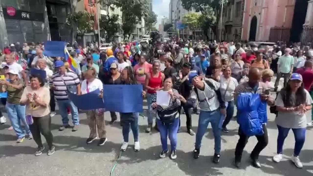 Venezuela, sostenitori di Maduro in strada dopo attacco degli Stati Uniti