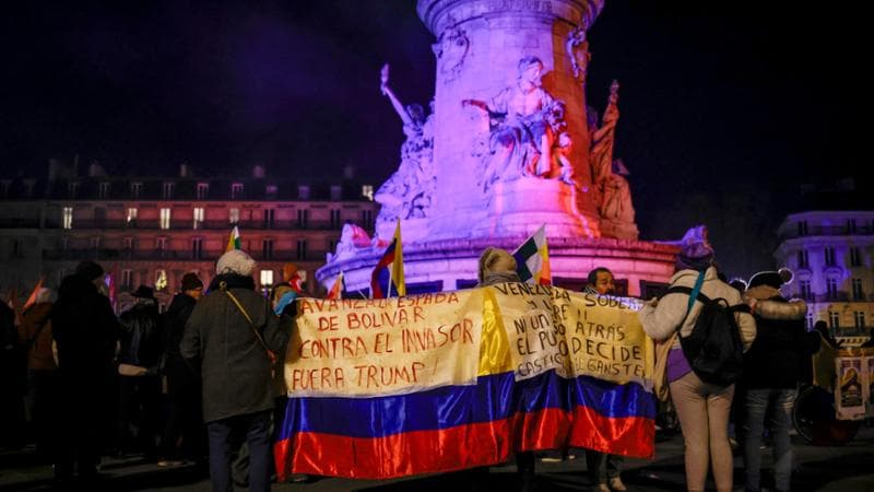 Manifestanti a Parigi contro il raid in Venezuela
