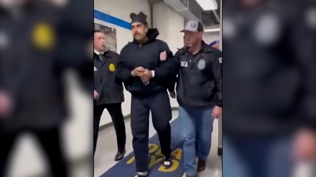 Maduro a New York dopo l'arresto ripreso con gli agenti antidroga: "Buon anno"