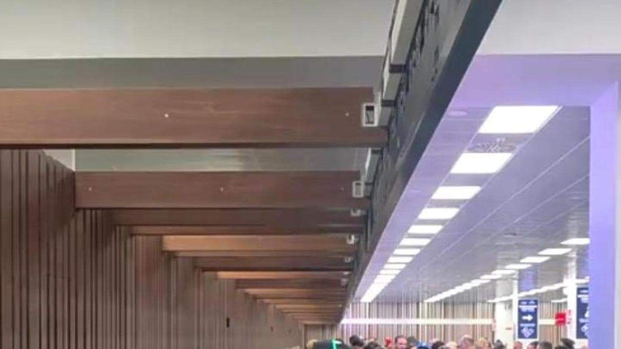 Bergamo, l'aeroporto di Orio al Serio bloccato per guasto tecnico: migliaia di persone in attesa