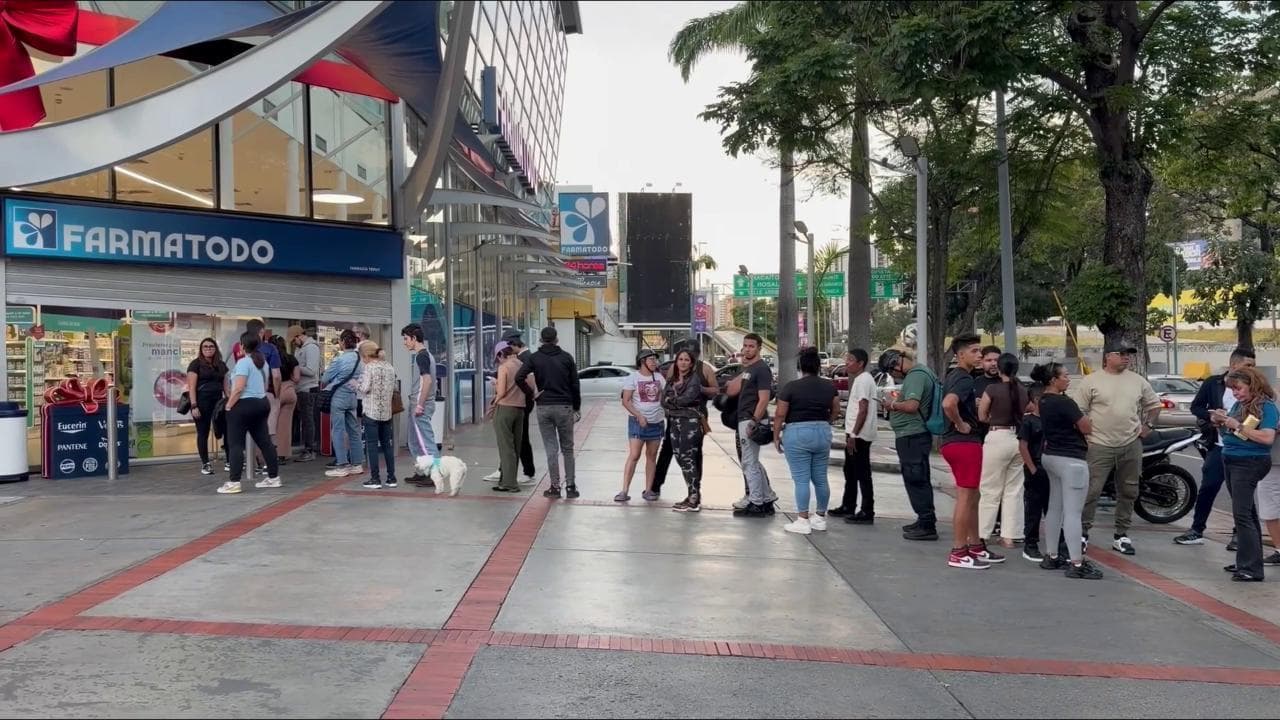 Venezuela: a Caracas lunghe code al supermercato e ai distributori di benzina