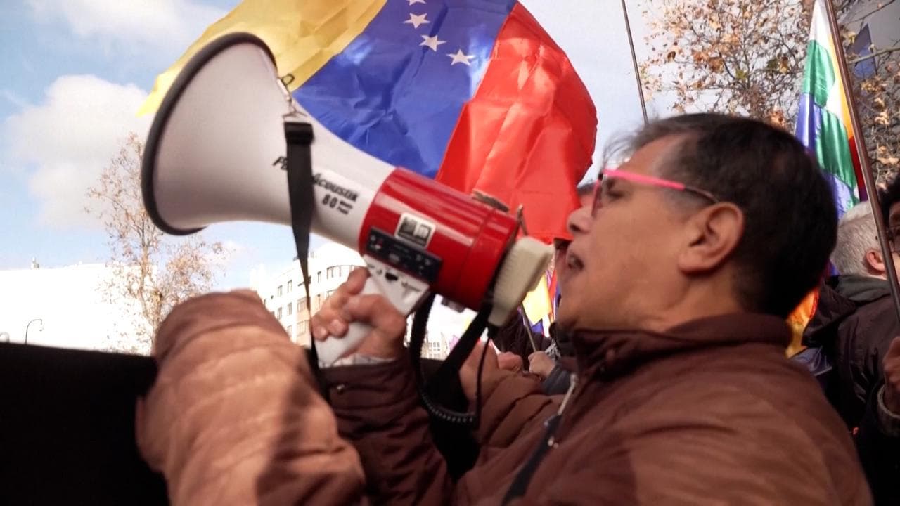 Madrid, proteste contro gli attacchi Usa in Venezuela