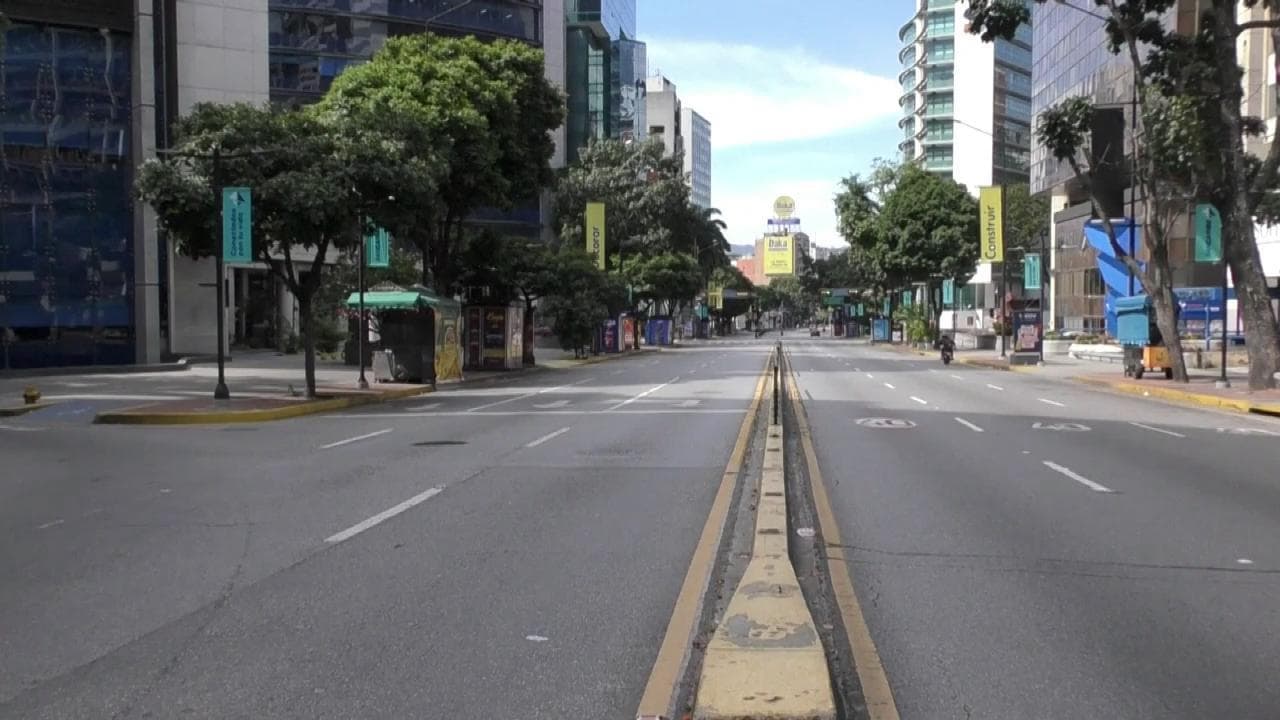 Venezuela, nelle strade di Caracas tra angoscia e incertezza: "Ci mancano molte cose"
