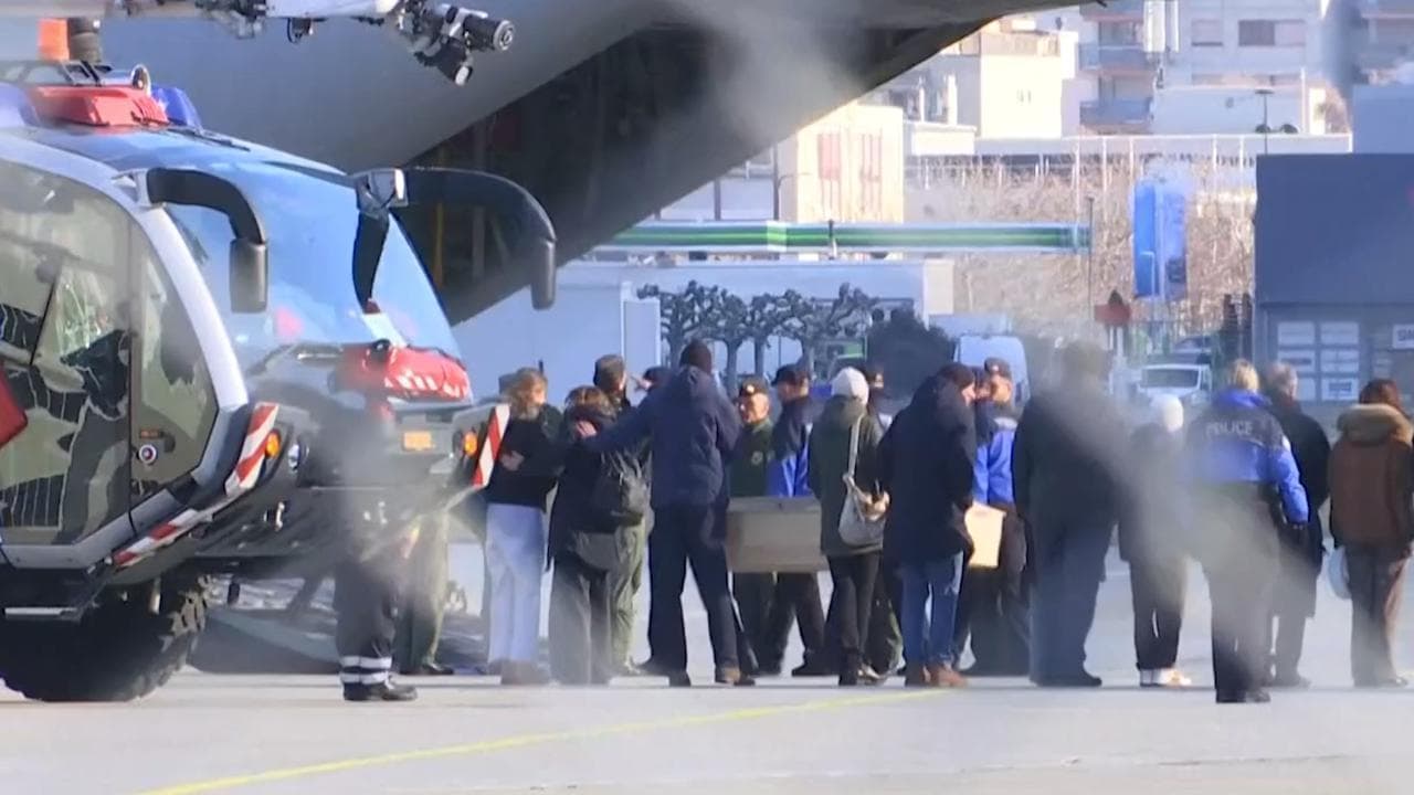 Crans-Montana: le salme dei cinque ragazzi italiani caricate sull'aereo per rientrare in patria