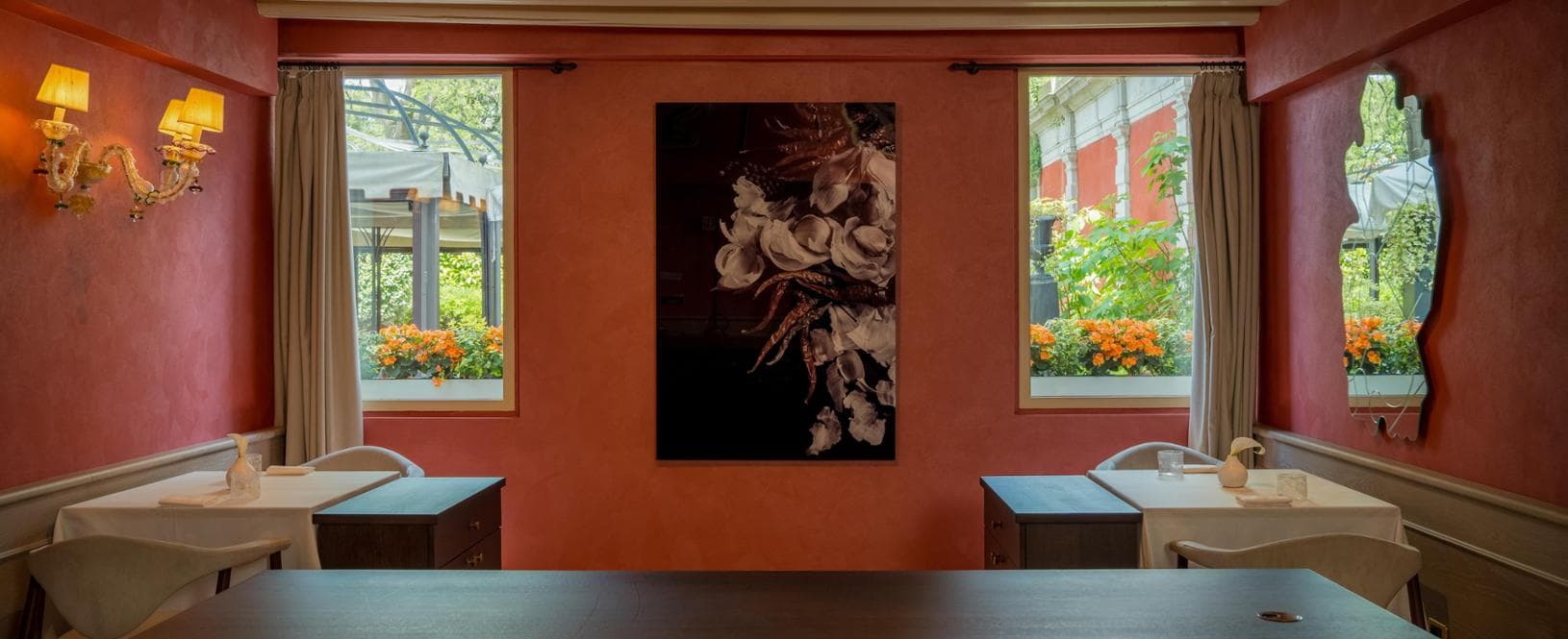 La sala del ristorante con gli affacci sul giardino
