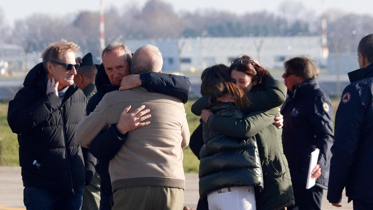 L'abbraccio tra i genitori di Chiara Costanzo e Achille Barosi all'arrivo delle salme a Linate