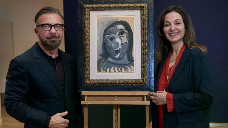 Olivier Widmaier Picasso e Péri Cochin con la "Tête de femme" (© Succession Picasso Paris 2025)
