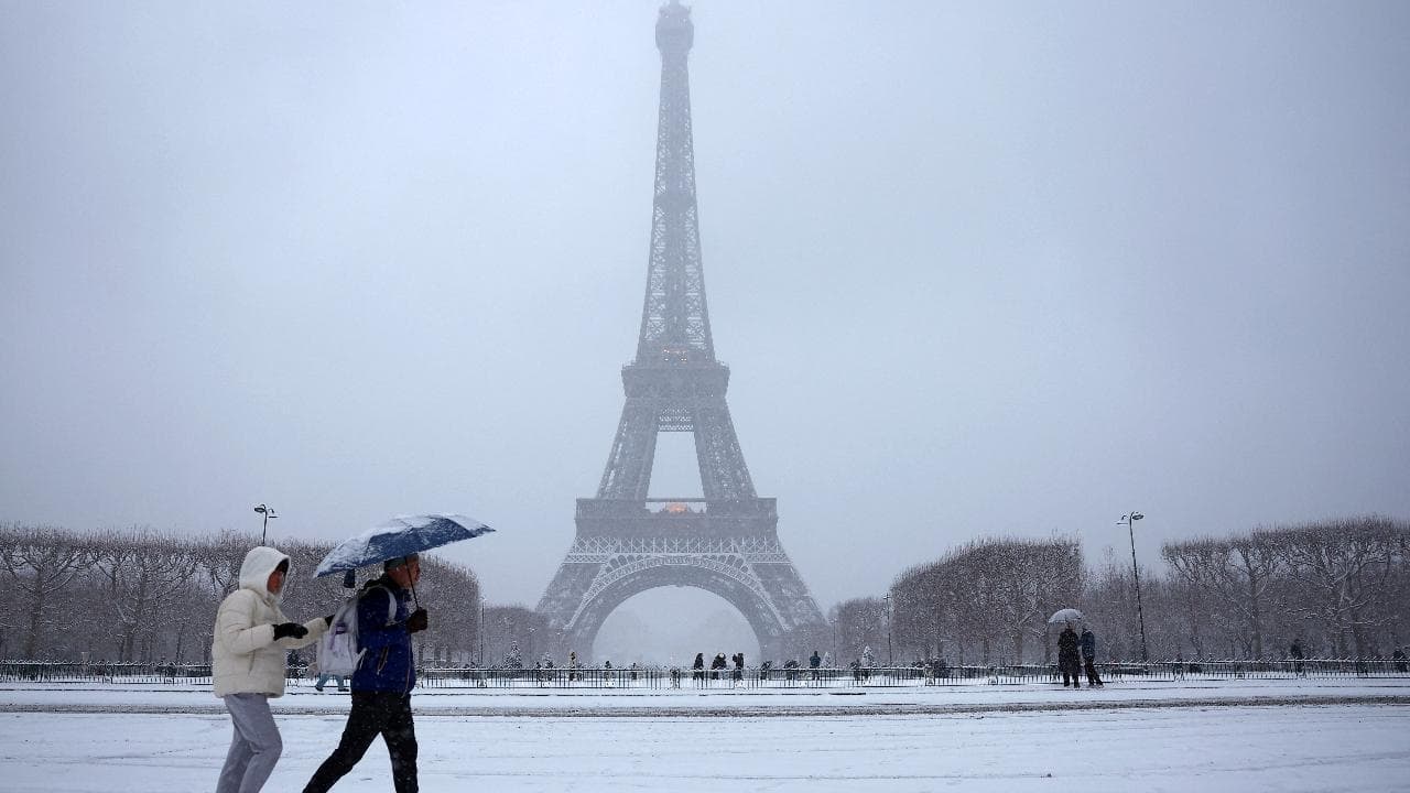 Parigi sotto la neve diventa un paesaggio da cartolina (e da selfie)