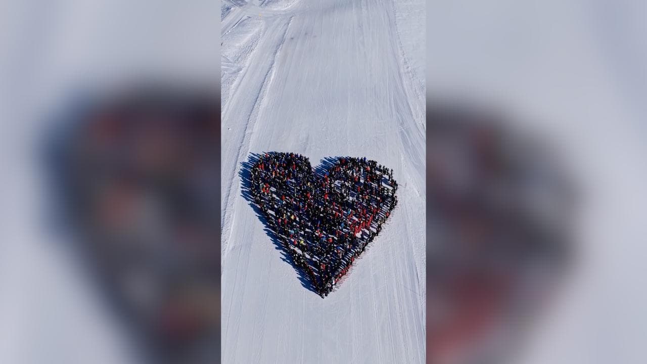 Crans-Montana, gli sciatori dedicano un grande cuore sulla neve alle vittime del rogo di Capodanno