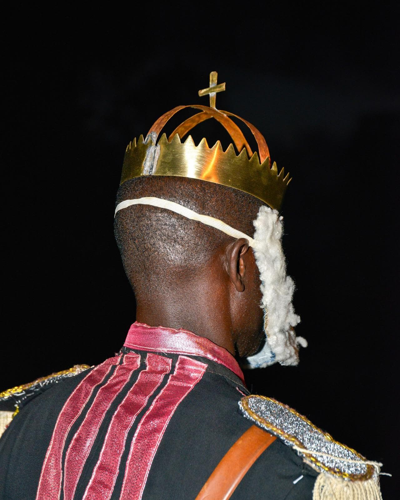 Un attore di Sao Tomé nella parte di Carlo Magno. Fotografia di Nicola Lo Calzo
