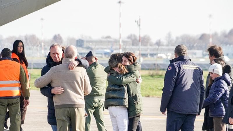 MILANO - Un aereo militare C30J dell'Aeronautica Militare italiana ha trasportato all'aeroporto di Milano Linate le bare contenenti i corpi di cinque giovani italiani morti la notte di Capodanno nell'incendio di una discoteca nella località svizzera di Crans-Montana. Ad accoglierli parenti e autorità locali. 5 gennaio (Milano - , <credi