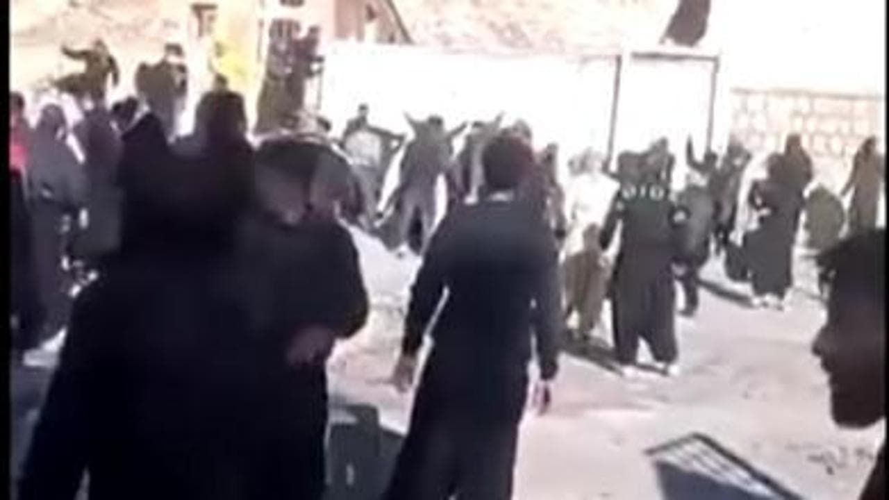 Iran, la polizia spara sulla folla che protesta nella città di Malekshahi