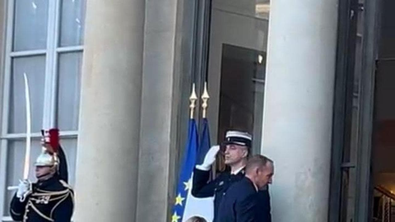 Meloni arriva per ultima all’Eliseo con un’ora di ritardo, accolta da un alto funzionario
