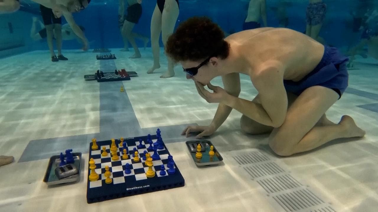 Scacco matto in apnea: in Olanda il singolare campionato mondiale di "scacchi & tuffi"