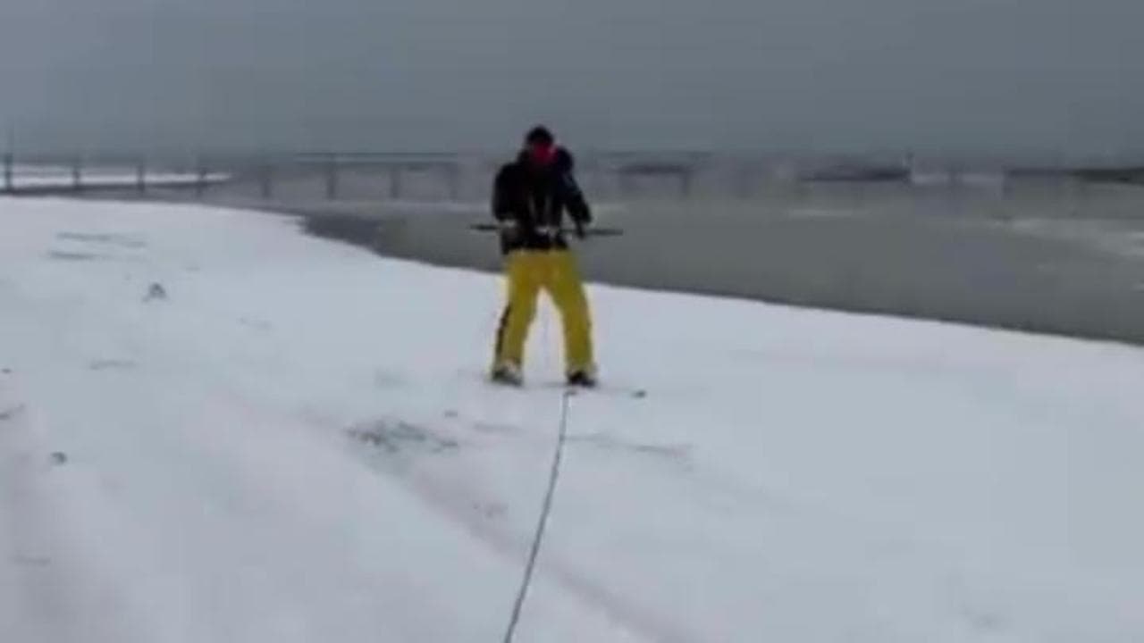 La neve arriva in spiaggia: sci sul bagnasciuga di Rimini