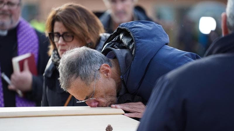 Il papà di Riccardo Minghetti bacia la bara del figlio