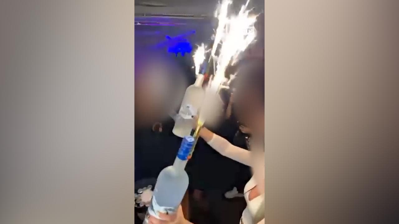 Crans-Montana, bottiglie scintillanti già nel Capodanno 2020 nel pub della strage: "Fate attenzione"
