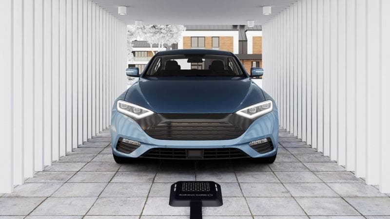 Auto elettrica, arriva la rivoluzione delle ricariche facili con la piastra conduttiva