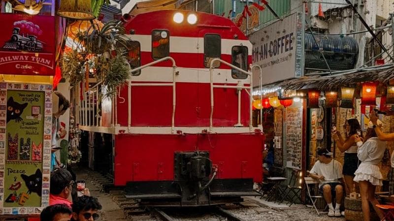 Hanoi vuole fermare i convogli su Train Street: la strada vietnamita è un pericolo per turisti