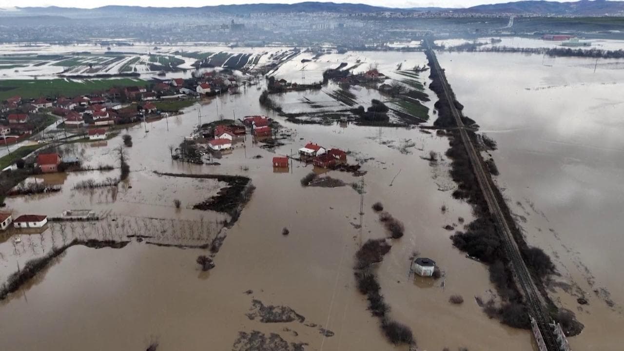 Kosovo allagato dopo giorni di pioggia intensa: la vista dal drone