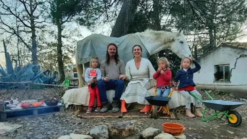 La famiglia nel bosco, una nuova relazione: “Mamma Catherine non vuole che i figli imparino”
