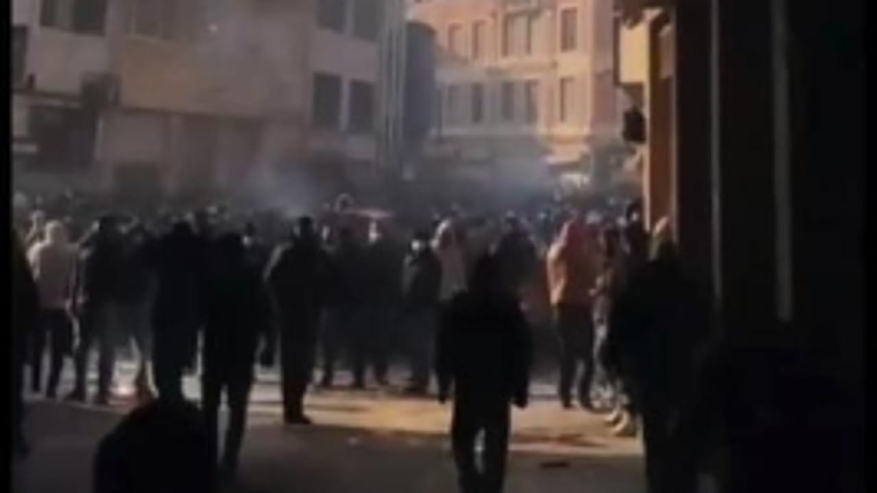 Iran, scontri e manifestazioni nel Gran Bazar di Teheran: le immagini