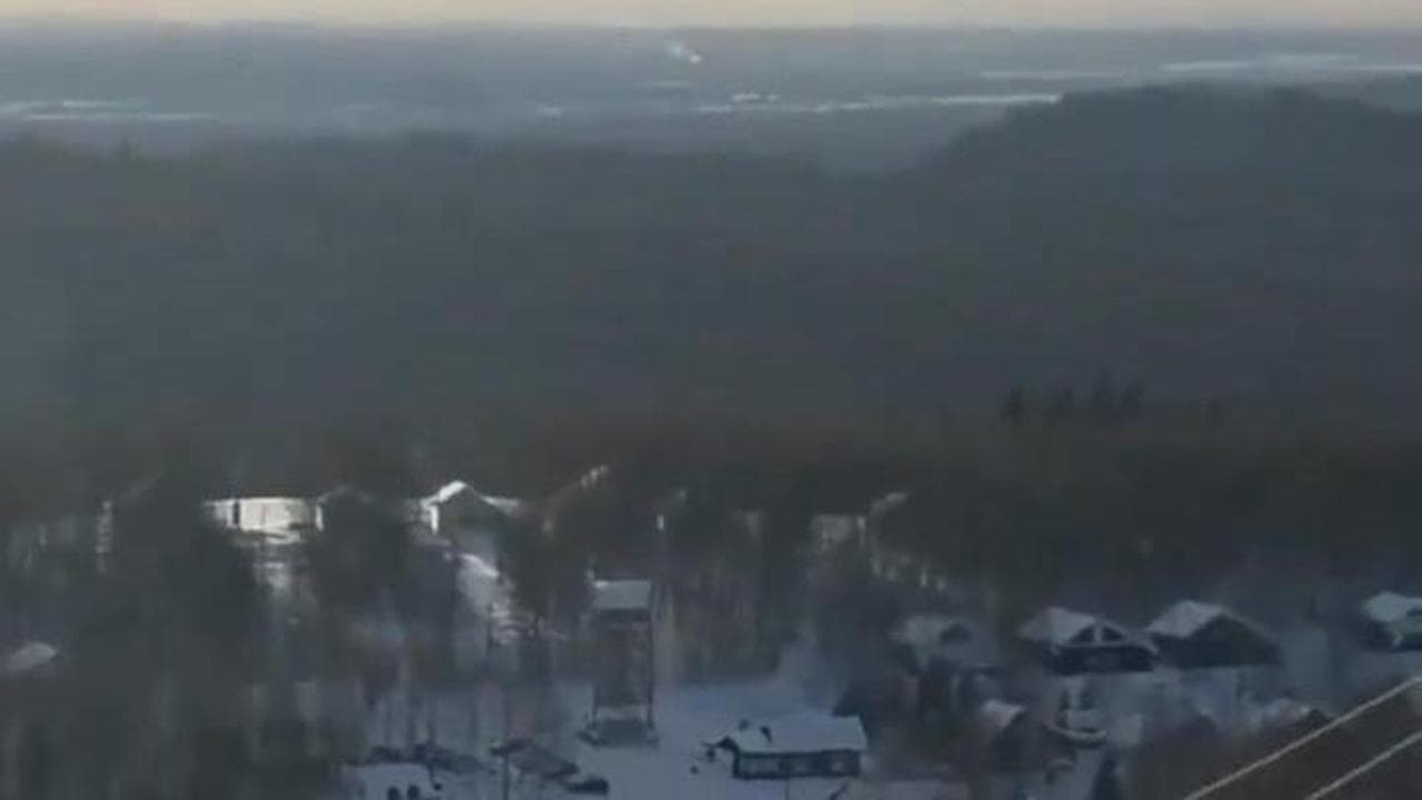 Russia, elicottero urta i cavi elettrici e precipita: lo schianto su una pista da sci