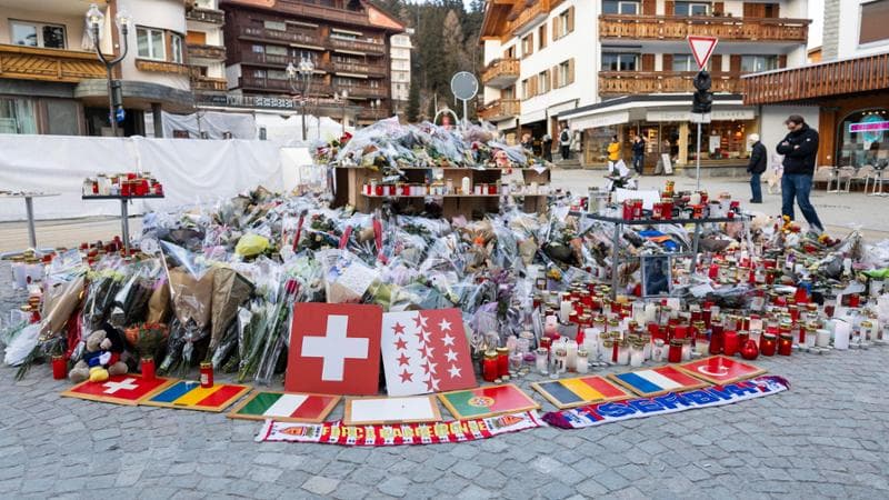 Crans-Montana (Svizzera), 6 gennaio: fiori e candele per le vittime della strage di Capodanno