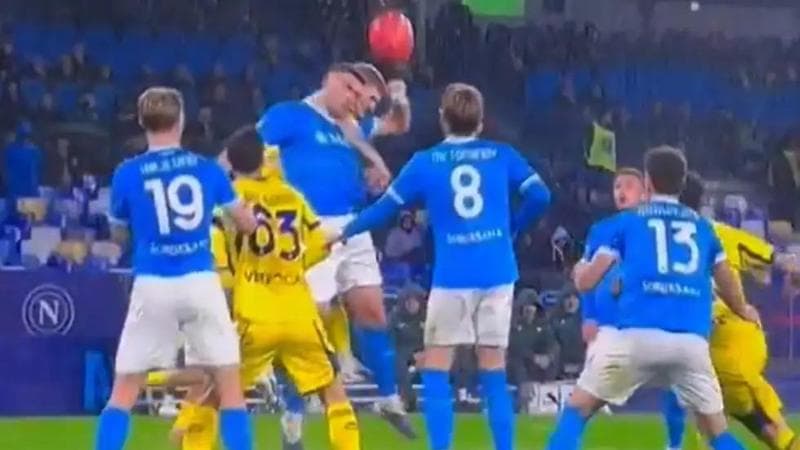 Il contatto per cui l'arbitro Marchetti ha concesso il rigore al Verona