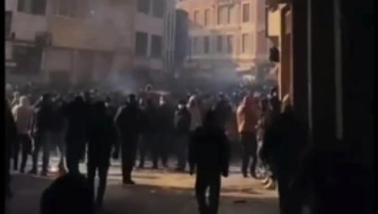 Iran, arresti e vittime. La protesta dilaga: “Evitate gli scontri”