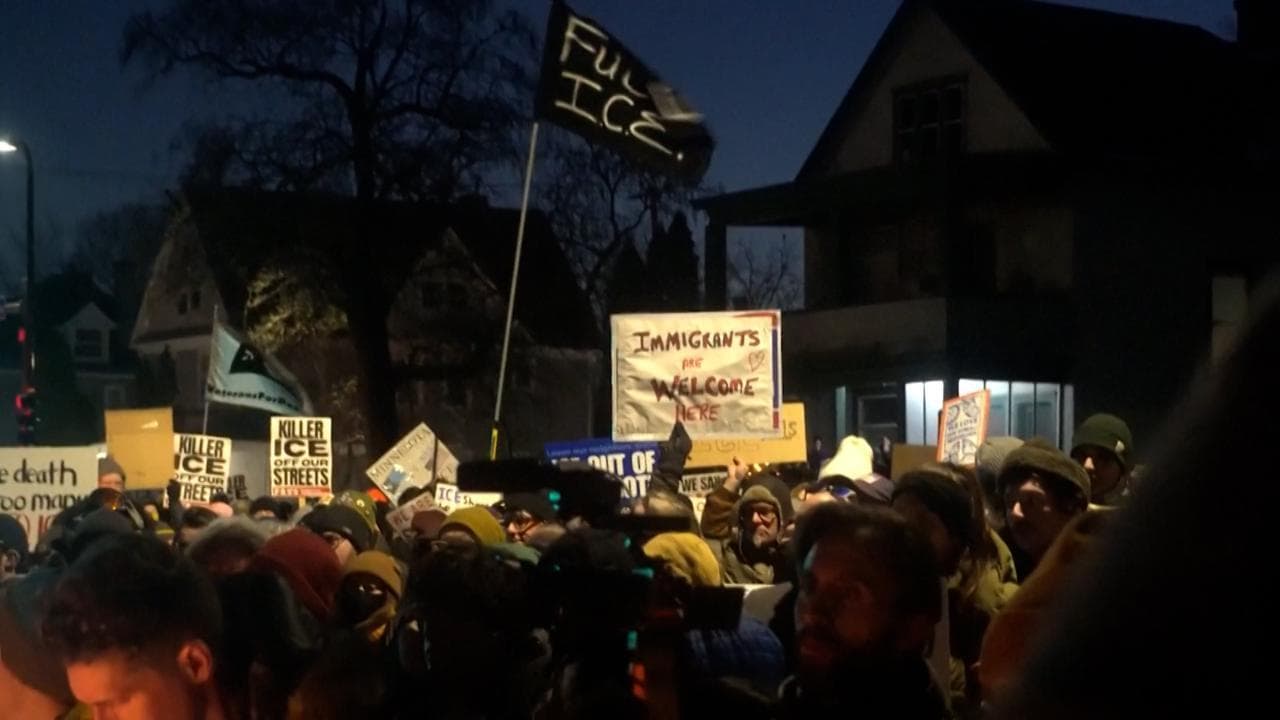 Usa: veglia e proteste a Minneapolis dopo il blitz degli agenti federali e l'uccisione di una donna