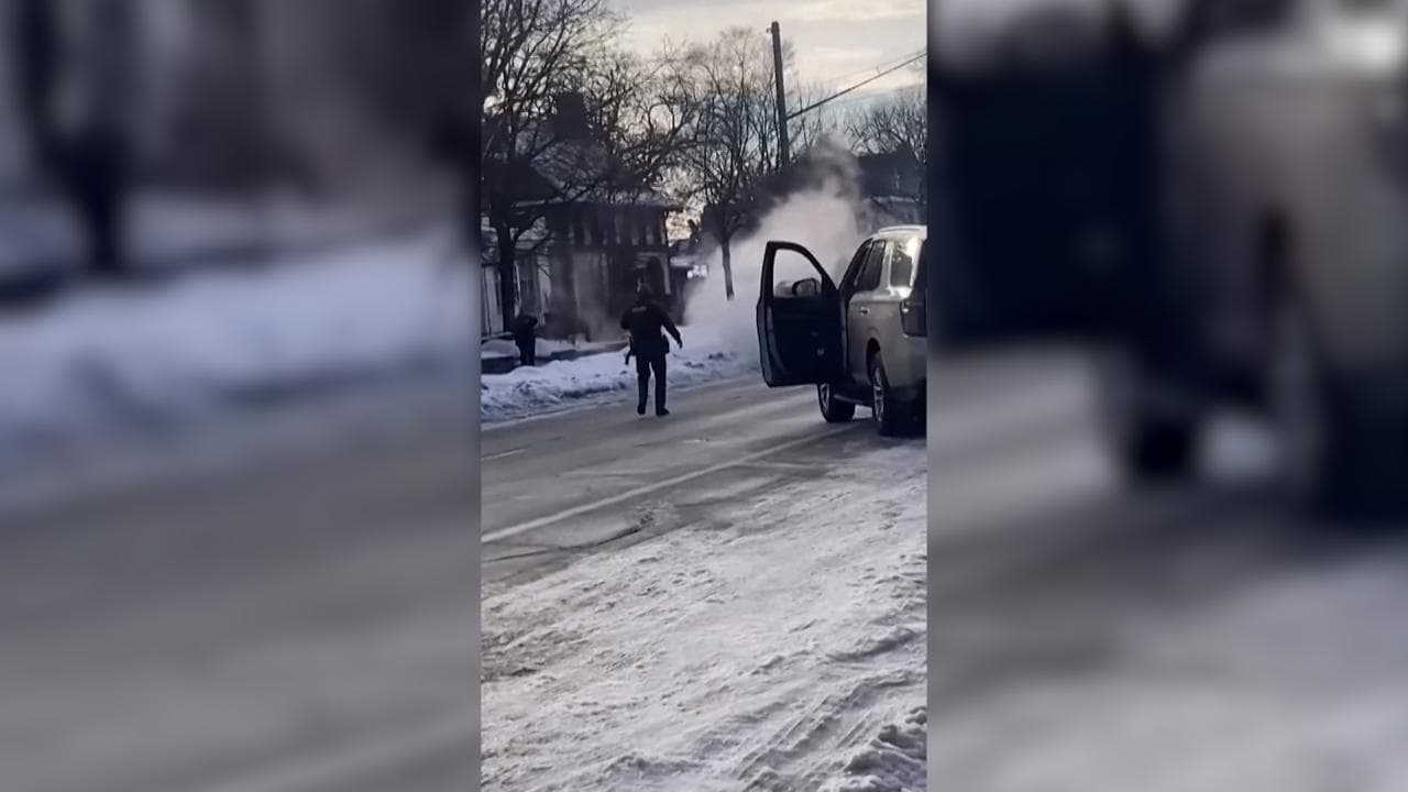 Minneapolis, gli spari poi le urla della folla contro gli agenti: "Siete dei criminali"