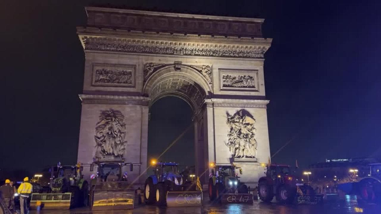 Parigi, protesta degli agricoltori contro l'accordo Ue-Mercosur: trattori sotto l'Arco di trionfo