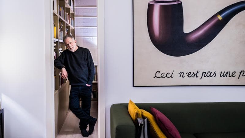 Gabriele Lavia è nato a Milano nel 1942. Qui è nella sua casa-studio di Roma: sul muro una stampa di La trahison des images di René Magritte (Luigi Narici/Agf)