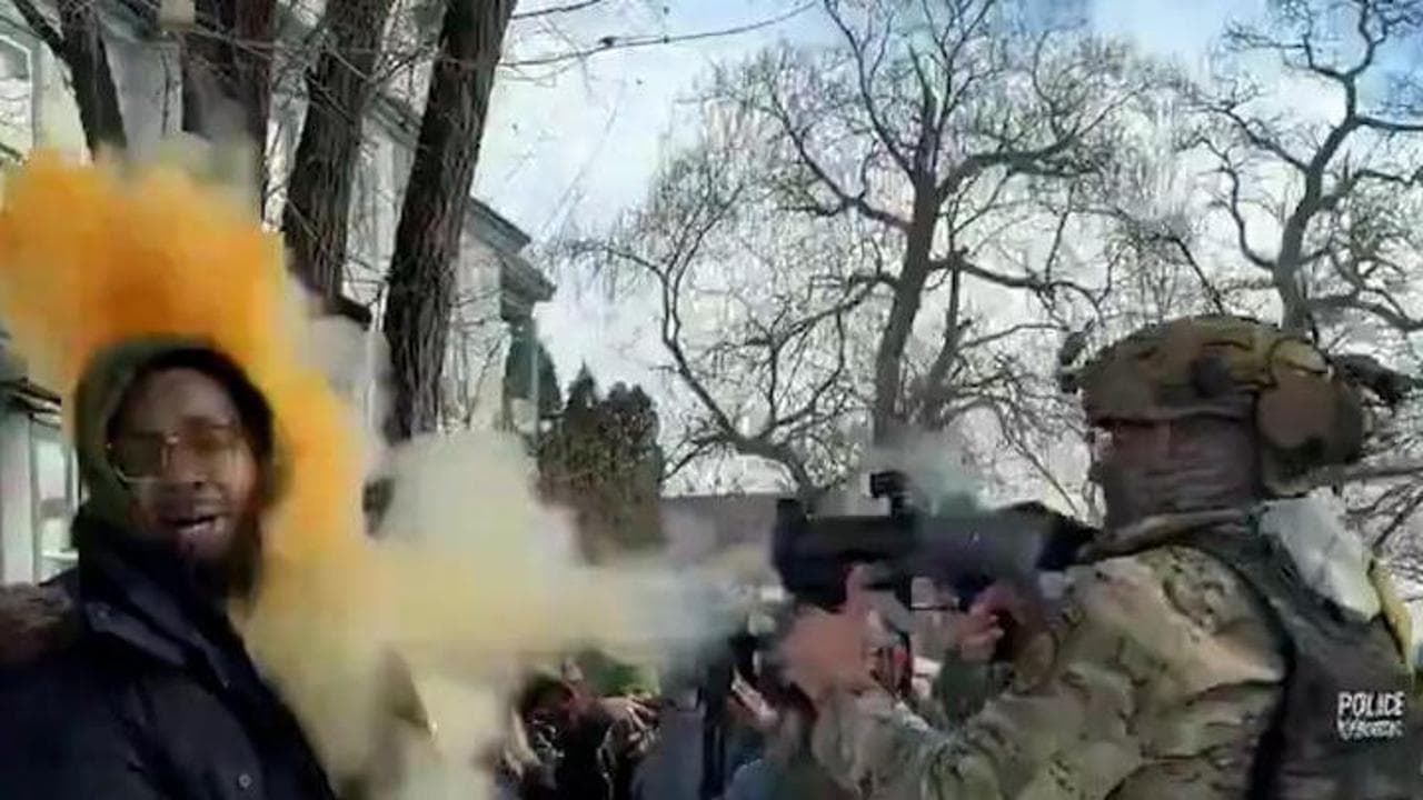 Minneapolis, agente dell'Ice spruzza spray al peperoncino sul volto di un manifestante
