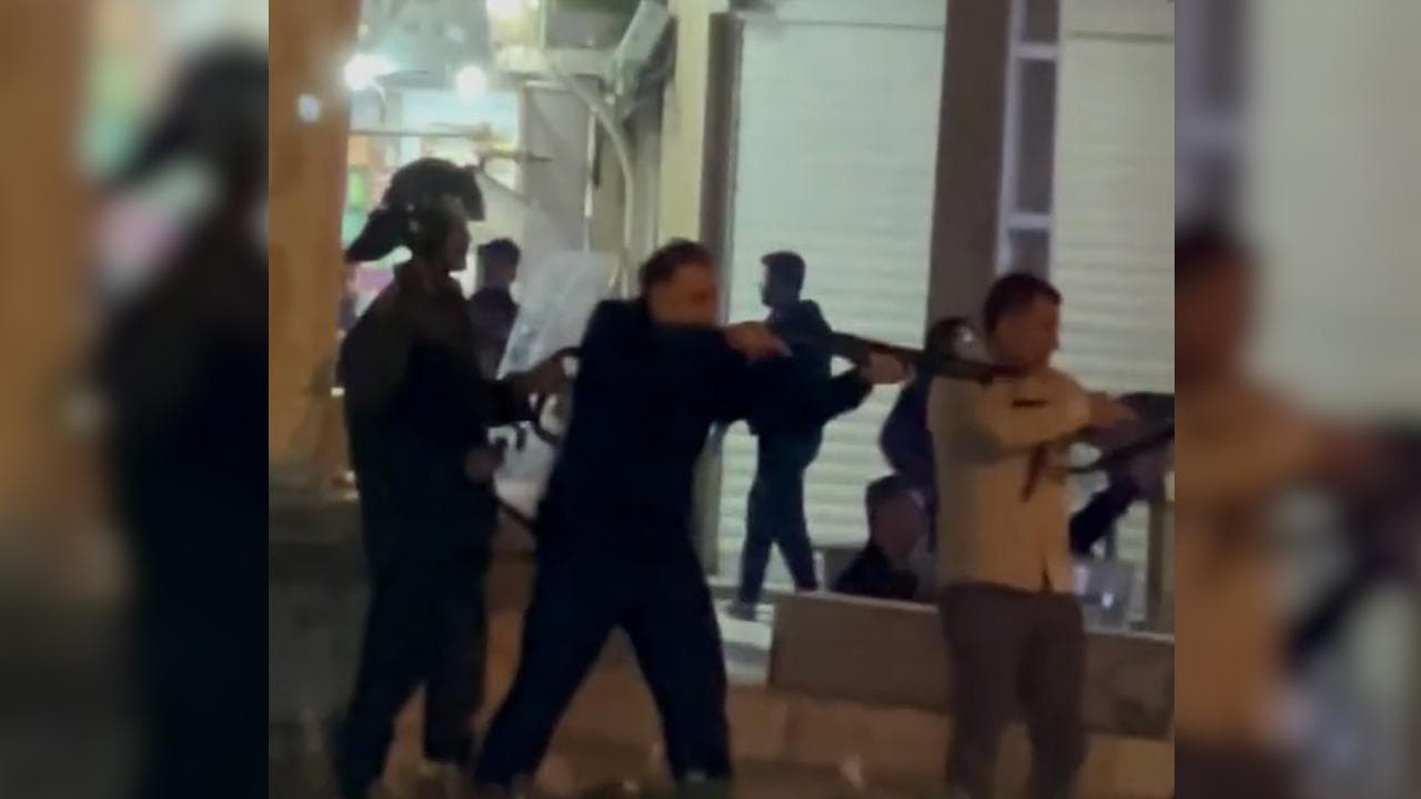 Iran, proteste in piazza: le forze di sicurezza sparano sulla folla