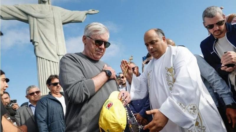 La visita al Cristo Redentore: Carlo Ancelotti con Padre Omar Raposo, rettore del santuario