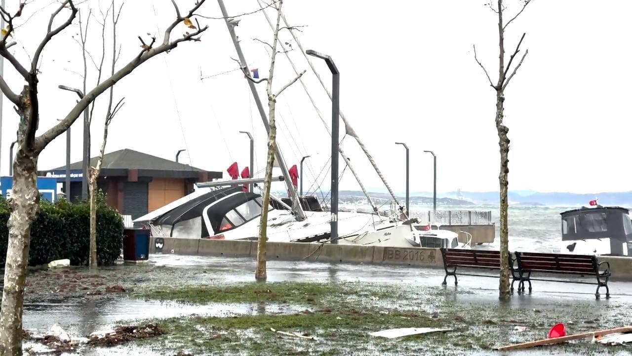 Tempesta su Istanbul: barche rovesciate e affondate dalla mareggiata