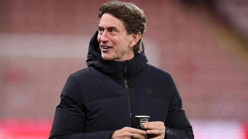Thomas Frank con la tazzina incriminata