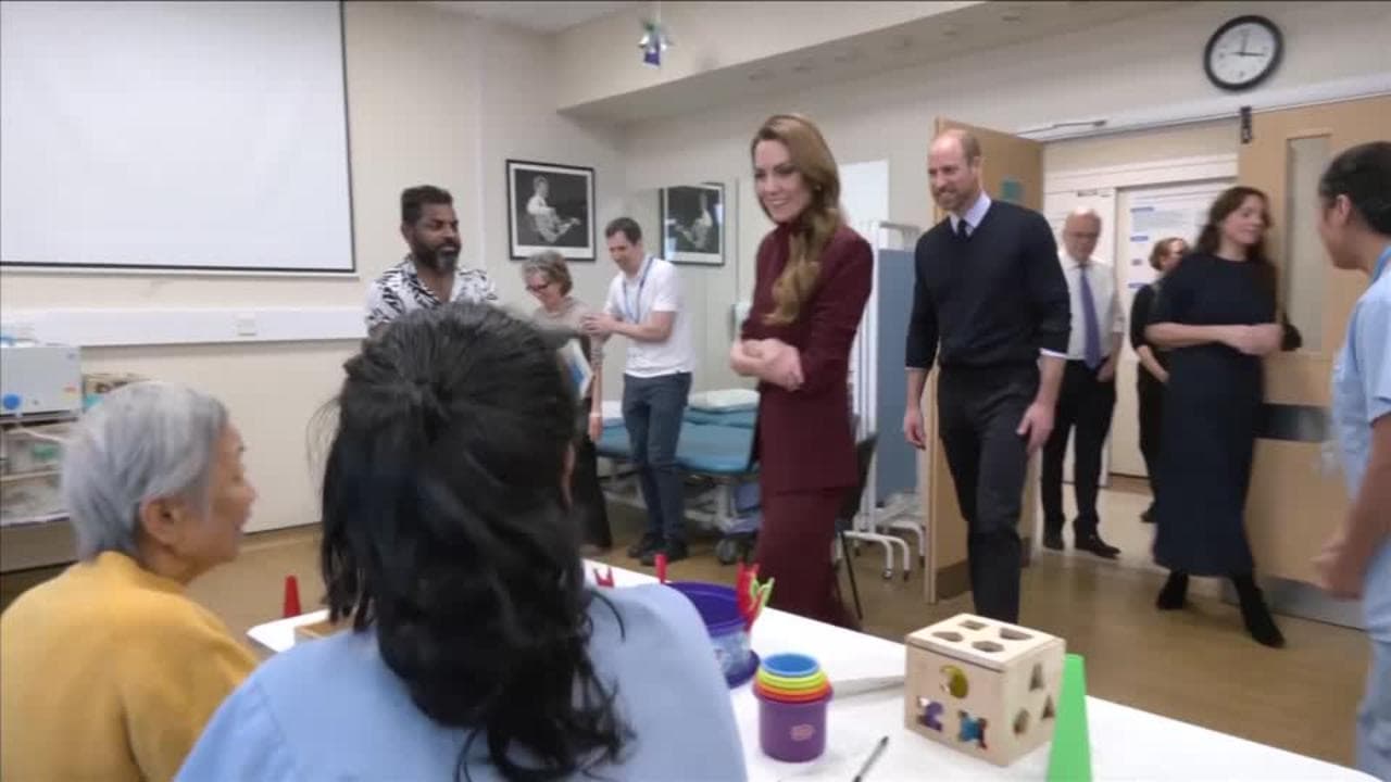Londra, inverno critico per gli ospedali: William e Kate visitano medici e pazienti