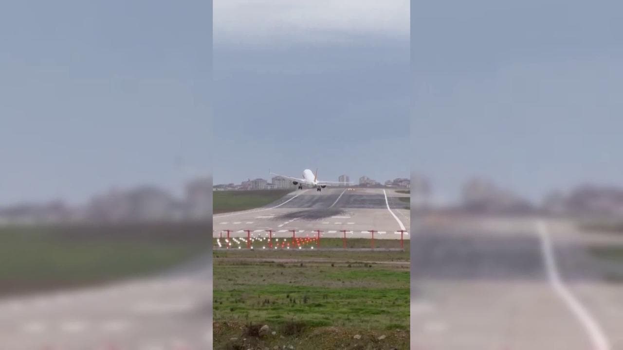 Istanbul, l'aereo cerca di atterrare ma non riesce per il vento forte: il momento dello stallo