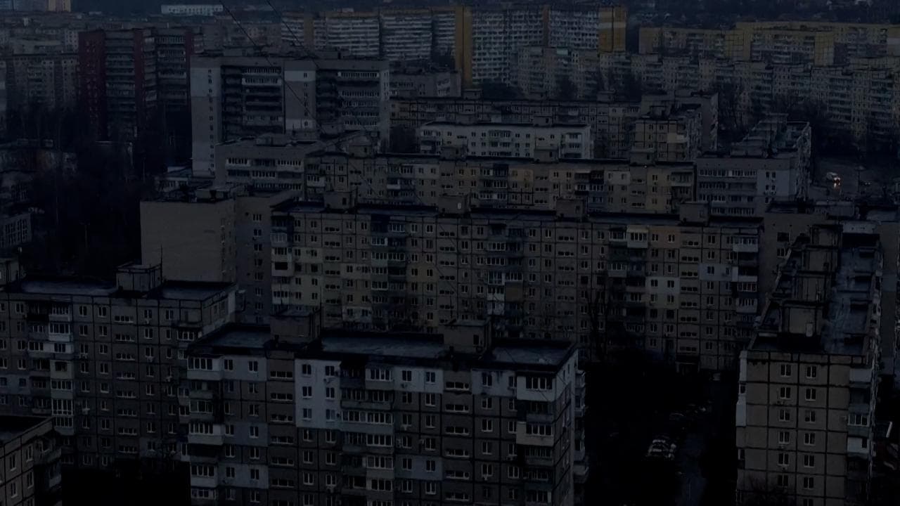 Prima la città accesa, poi il nulla: Dnipro inghiottita dal buio dopo gli attacchi russi