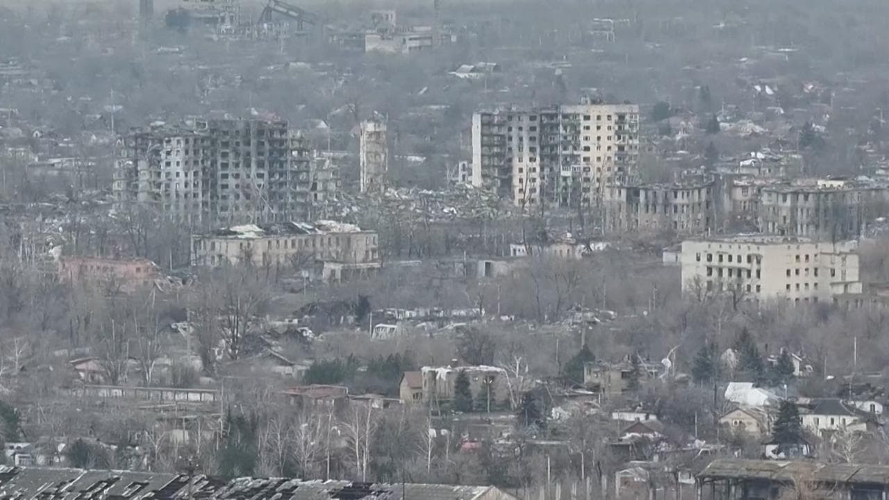 Ucraina, nel Donbass la distruzione di Myrnohrad nelle immagini dal drone